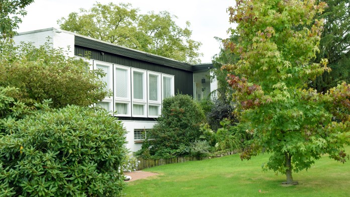 Flahdachhaus aus den 1960er Jahren mit großflächigem grünen Garten