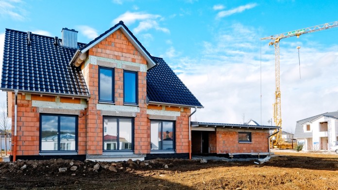 Rohbau eines Gebäudes auf einer Baustelle