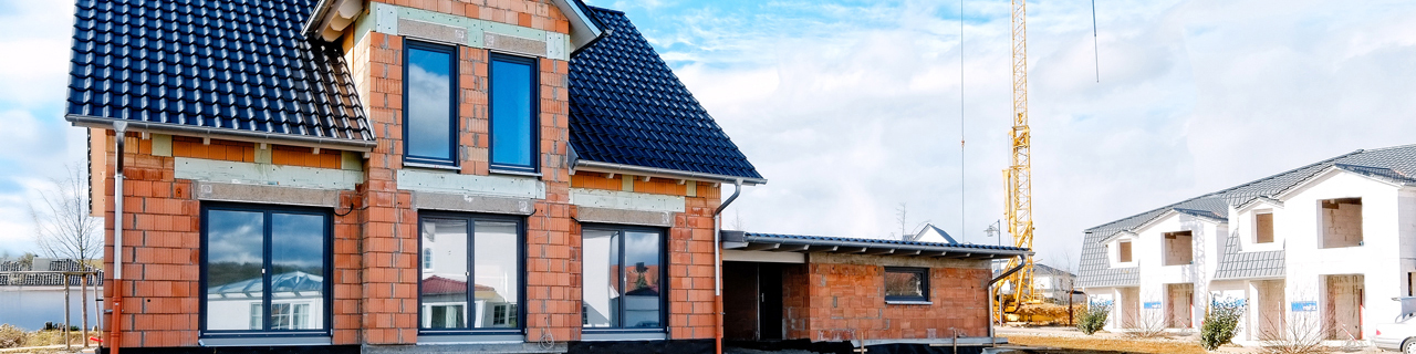 Rohbau eines Gebäudes auf einer Baustelle