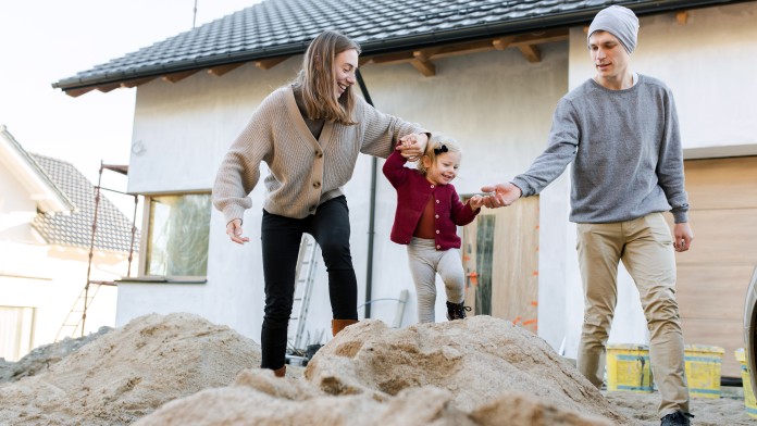 Paar steht auf der Baustelle des neuen Hauses