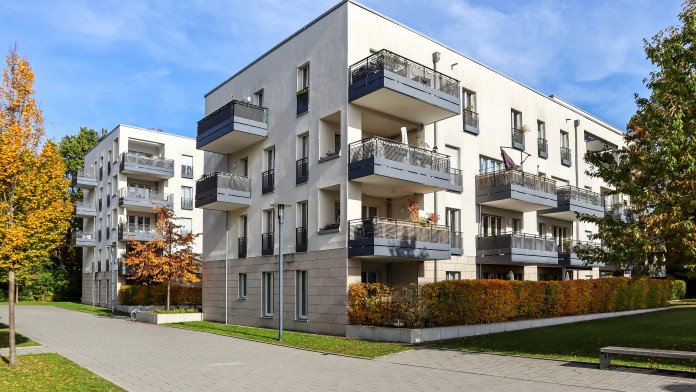 Ein neugebautes Mehrfamilienhaus in einer ruhigen Wohnsiedlung.