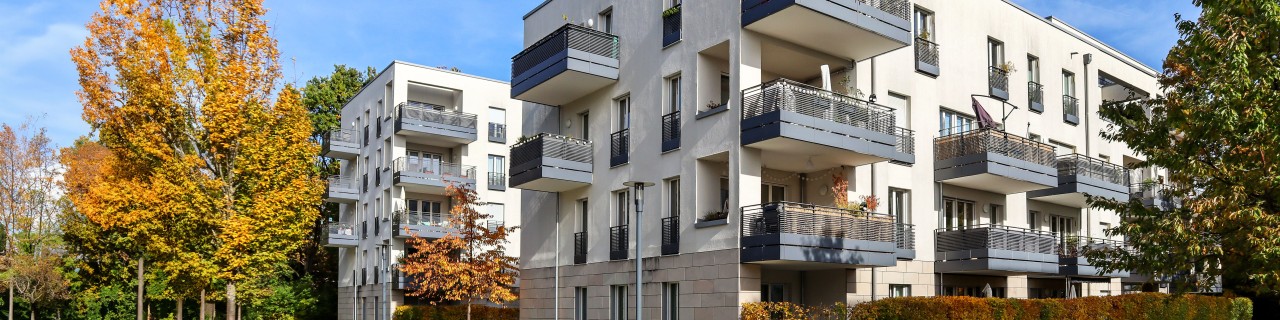 Ein neugebautes Mehrfamilienhaus in einer ruhigen Wohnsiedlung.