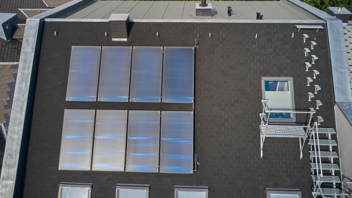 Solarkollektoren auf dem Dach eines Mehrfamilienhauses