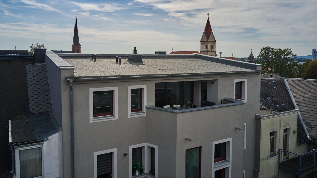 Außenansicht einer Maisonettewohnung im Dachgeschoss eines Mehrfamilienhauses