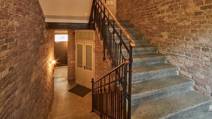 Saniertes Treppenhaus mit Ziegelsteinwänden