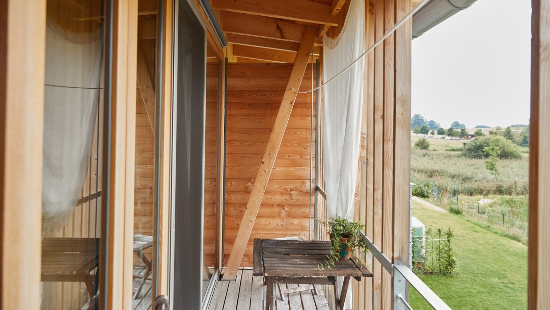 Spalierbalkon mit einem kleinen Holztisch