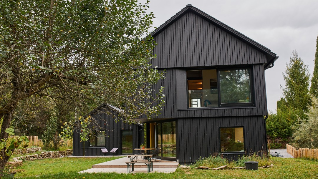 Neubau mit Terasse, kleinem Atelierhaus und Garten