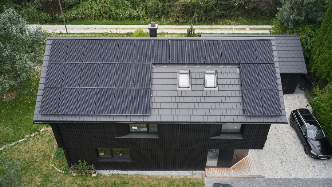 Photovoltaik-Anlagen auf dem Dach eines Einfamilienhauses