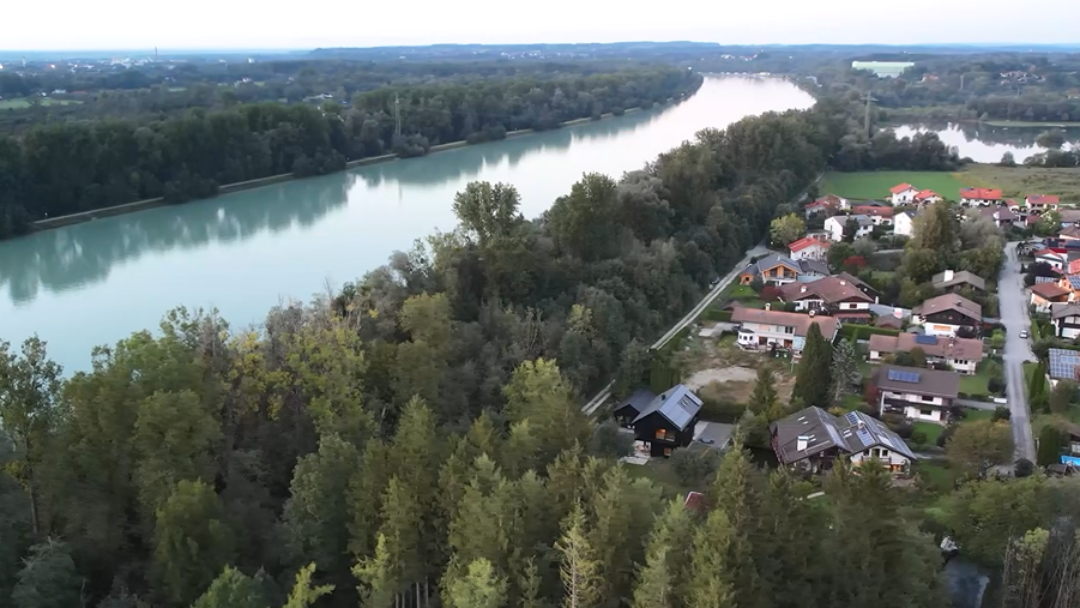 Blick von oben auf ein einen hölzernen Neubau am Rande von Rohrdorf