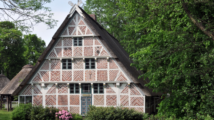 Altes Fachwerkgebäude im Grünen