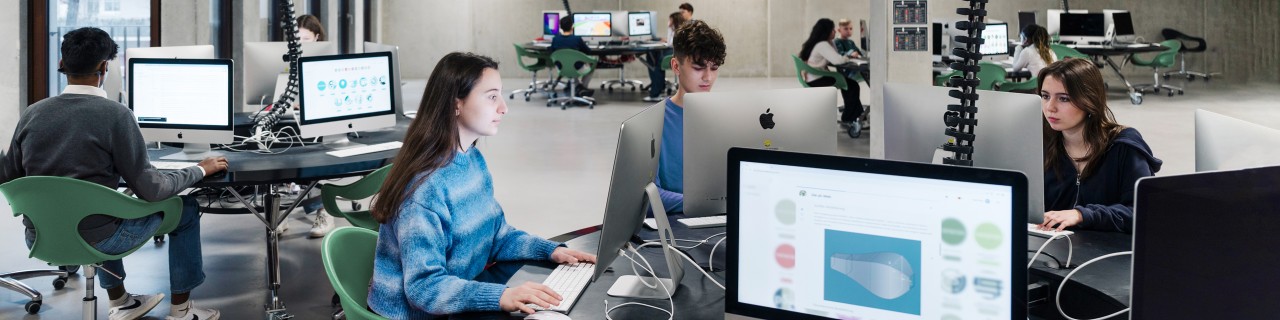 Jugendliche arbeiten an Computern im TUMO-Center Berlin