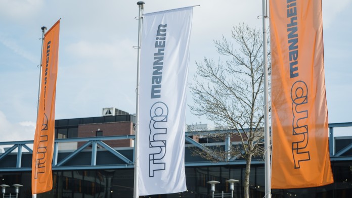 Drei Fahnen mit der Aufschrift "TUMO Mannheim"