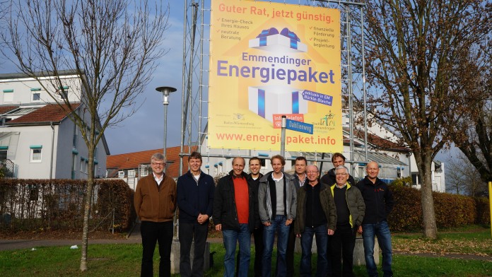 Energieberater und Netzwerkakteure posieren für ein Gemeinschaftsfoto vor einem Plakat