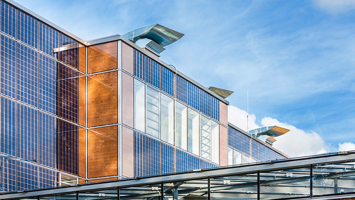 Außenteilansicht eines modernen, energieeffizient sanierten Schulgebäudes