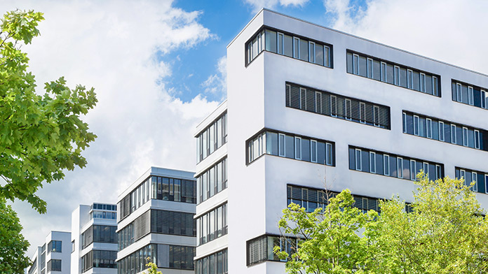 Blick nach oben auf mehrere mehrstöckige Büro- oder Verwaltungsgebäude