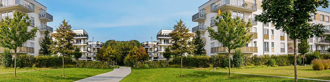 Moderne Mehrfamilienhaus-Siedlung in einer mit viel Grün umgebenen Außenanlage