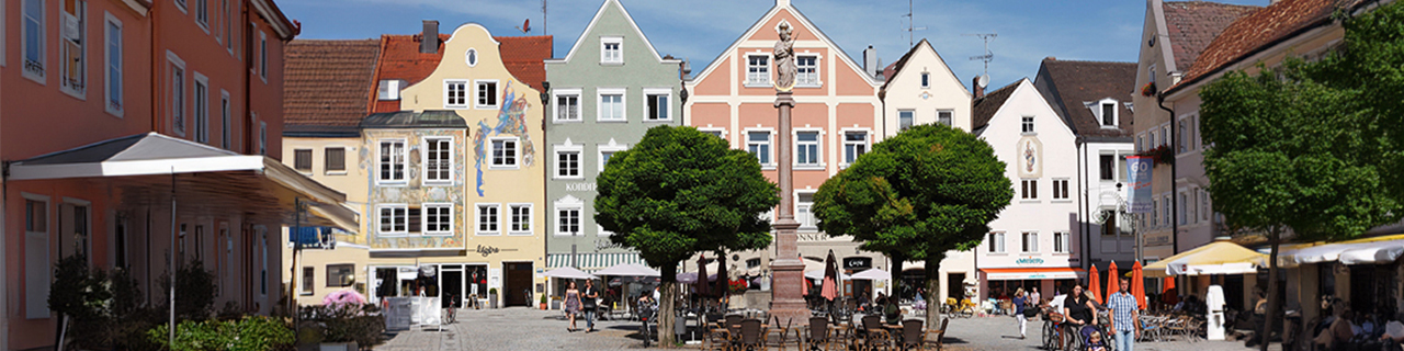 Blick auf einen sanierten Dorfplatz