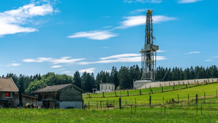 Blick auf einen Geothermie-Bohrturm
