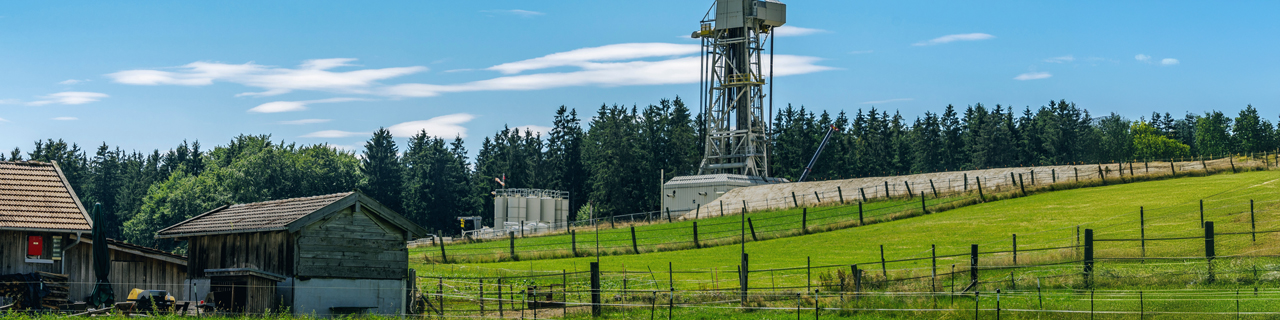 Blick auf einen Geothermie-Bohrturm
