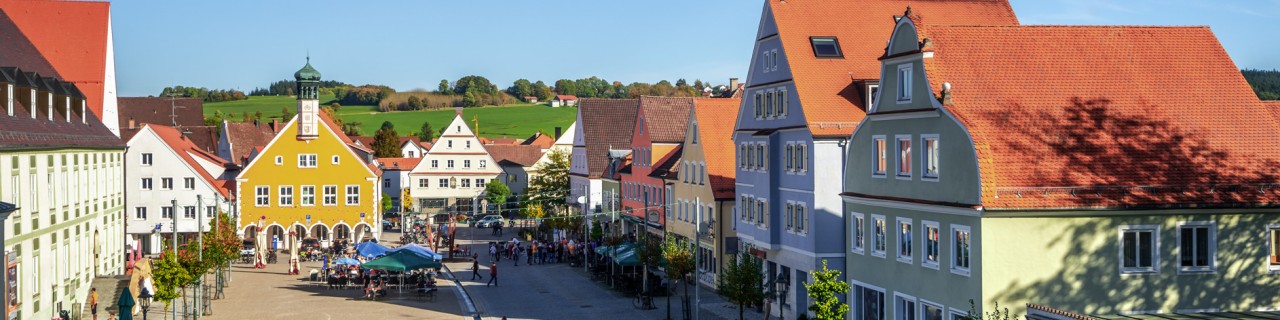 Panoramablick auf den Marktplatz mit Rathaus in Ottobeuren
