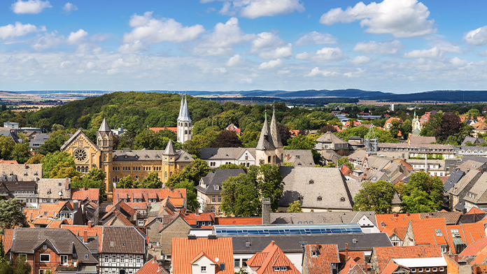 Panoramablick auf die sonnendurchflutete Stadt Goslar