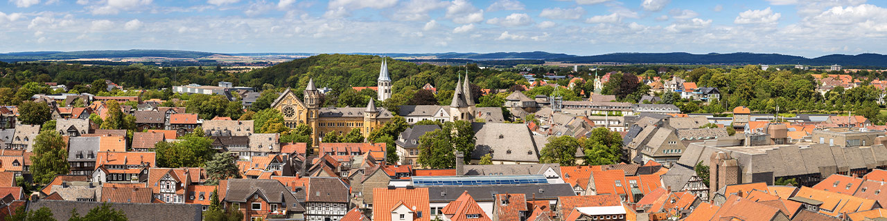 Panoramablick auf die sonnendurchflutete Stadt Goslar