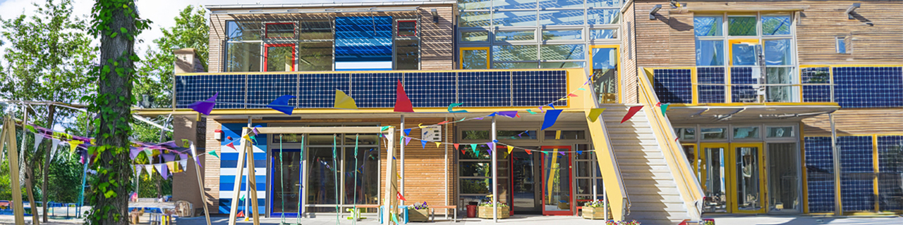 Außenansicht auf ein modernes, neu gebautes Kindergartengebäude
