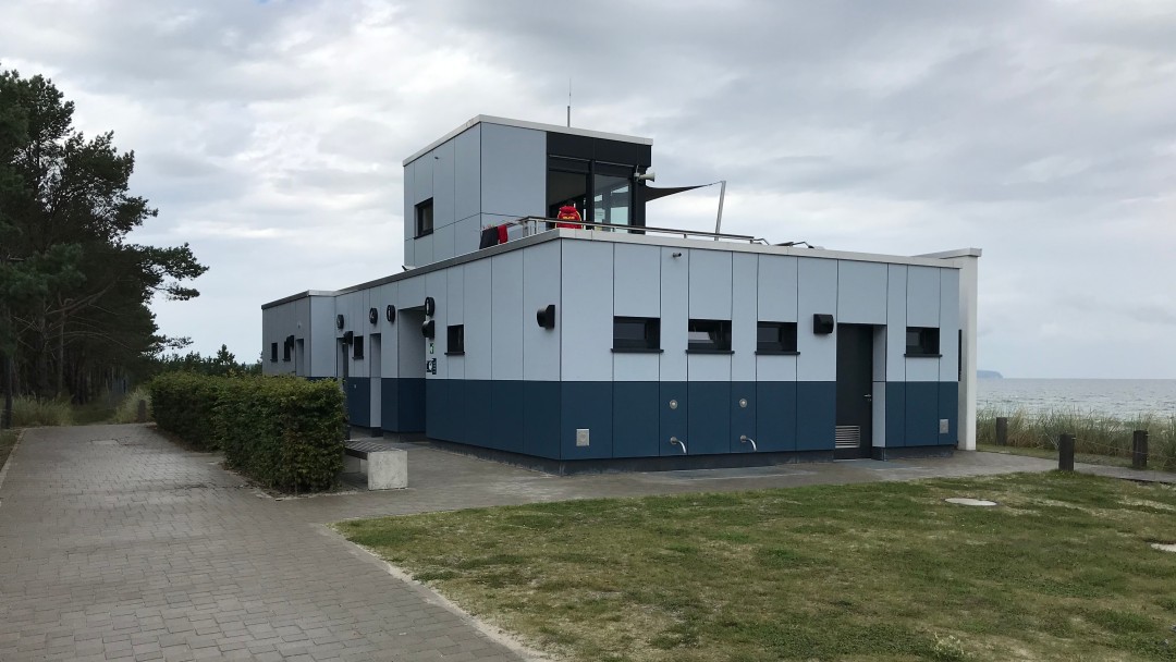 Neubau des Strandgebäudes mit Toiletten und Rettungstürmen