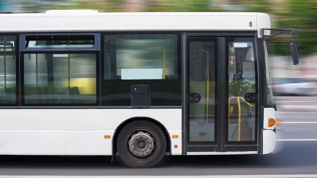 Vorderende eines öffentlichen Busses auf einer Straße
