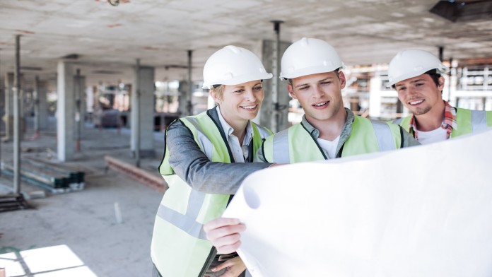 Vorschaubild zum BEG-Programm mit zwei Ingenieurinnen in einer Fabriketage.