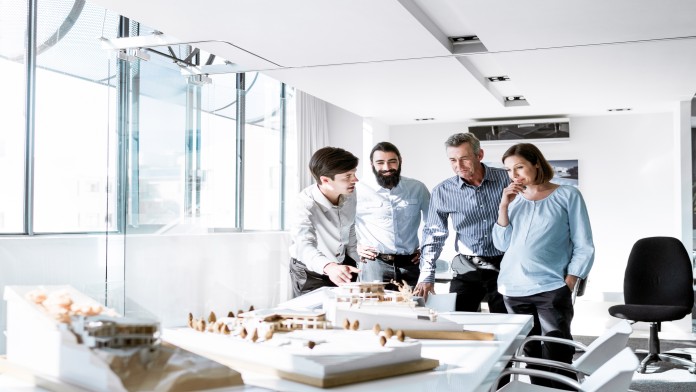 Ein Architektenteam prüft das Modell