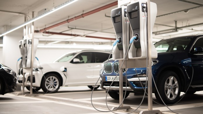 Elektroautos an Ladestationen in einem Parkhaus