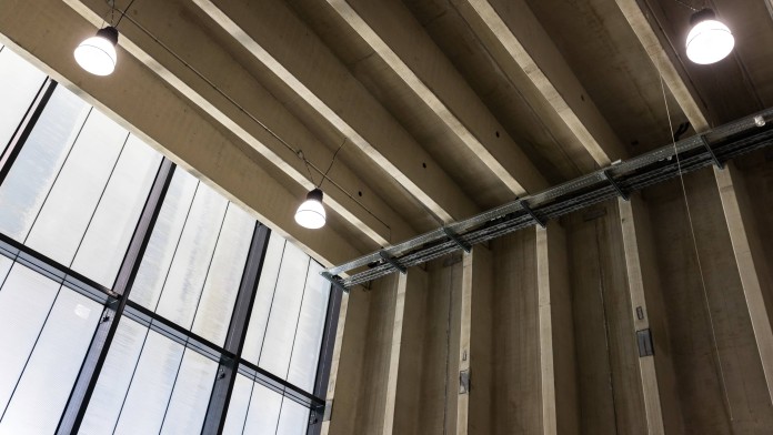 Decke und Fenster einer Fabrikhalle