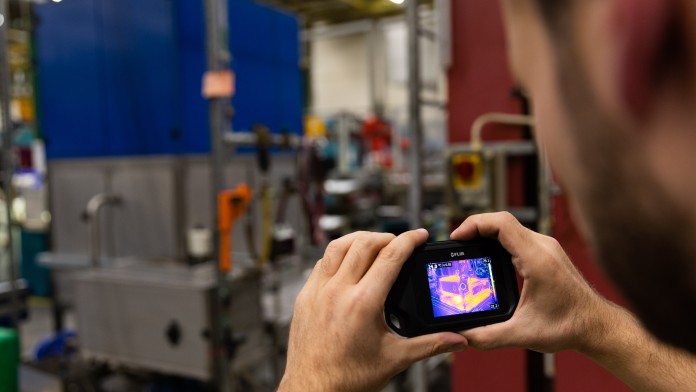 Aufnahmen einer Wärmebildkamera von einer Industriewaschanlage