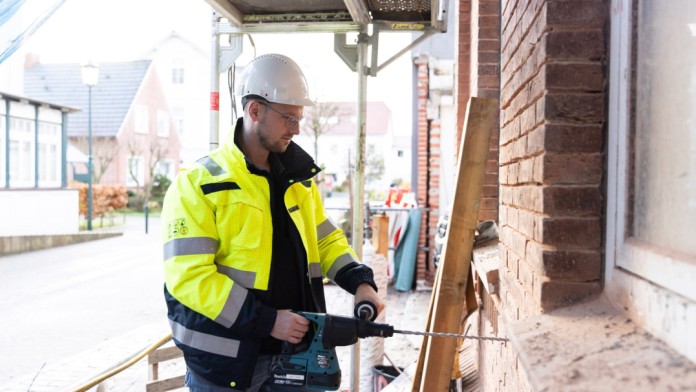 Energieeffizienz-Experte Paul Hentschel bei der Arbeit auf einer Baustelle