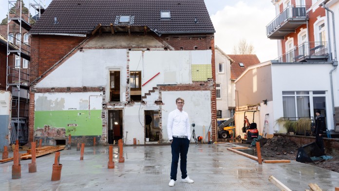 Sören Hüppe vor der Baustelle des Hotel Insellust