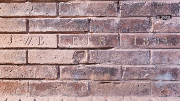 Schriftzug auf Backsteinfassade