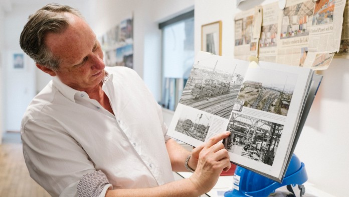 Frank Böttinger zeigt alte Aufnahmen der Lokhalle Freiburg