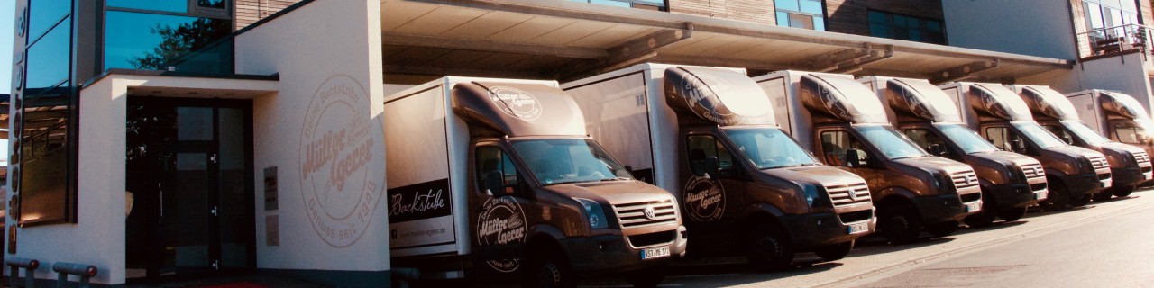 Mehrere LKWs vor dem Gebäude der Bäckerei Müller & Egerer
