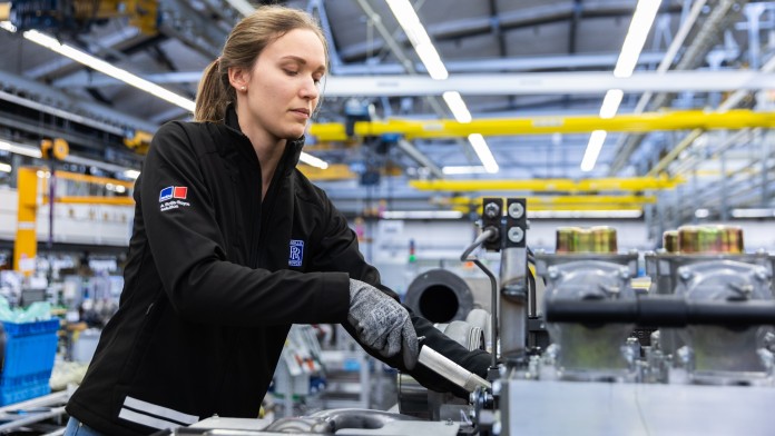 Mitarbeiterin der Rolls-Royce Solutions GmbH bei der Arbeit