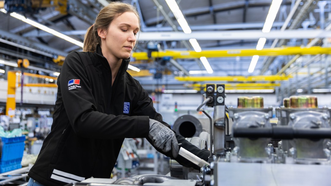 Mitarbeiterin der Rolls-Royce Solutions GmbH bei der Arbeit