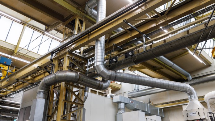 Rohre in einer Fabrikhalle der Rolls-Royce Solutions GmbH