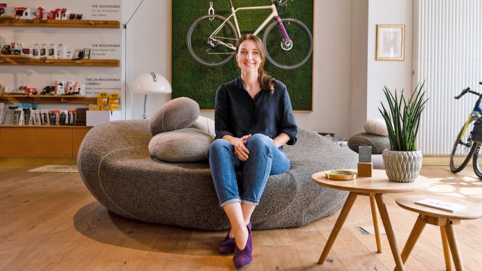 Eine Frau sitzt in einem Fahrradcafé