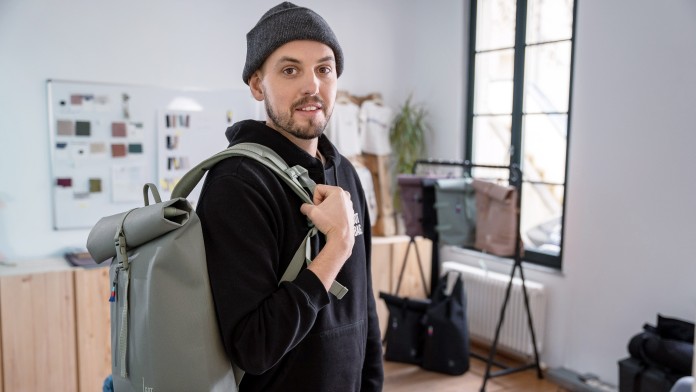 Portrait des GOTBAG-Gründers mit Rucksack