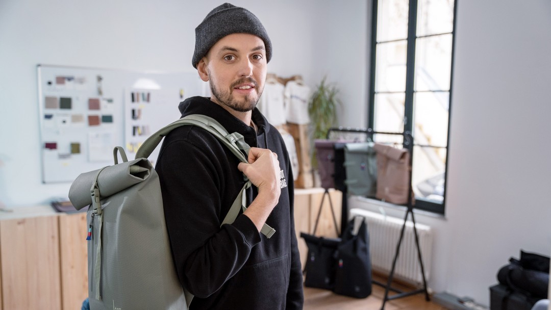 Portrait des GOTBAG-Gründers mit Rucksack