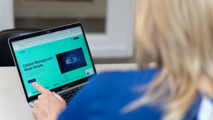 Eine Frau bedient an einem Laptop die Software von Planetly