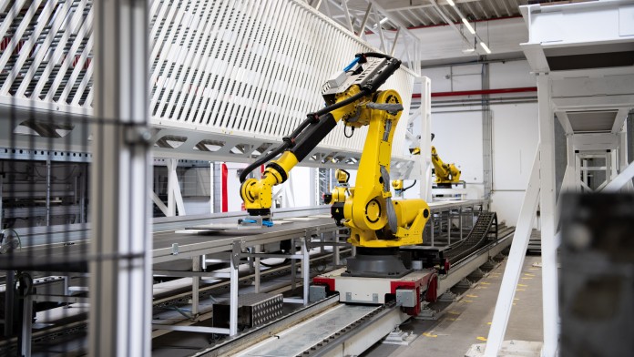 Gelber Roboter in der Produktion der Baumann Group