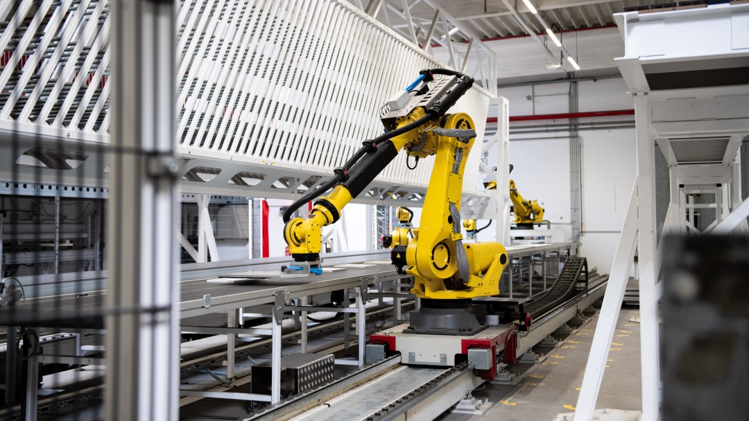 Gelber Roboter in der Produktion der Baumann Group