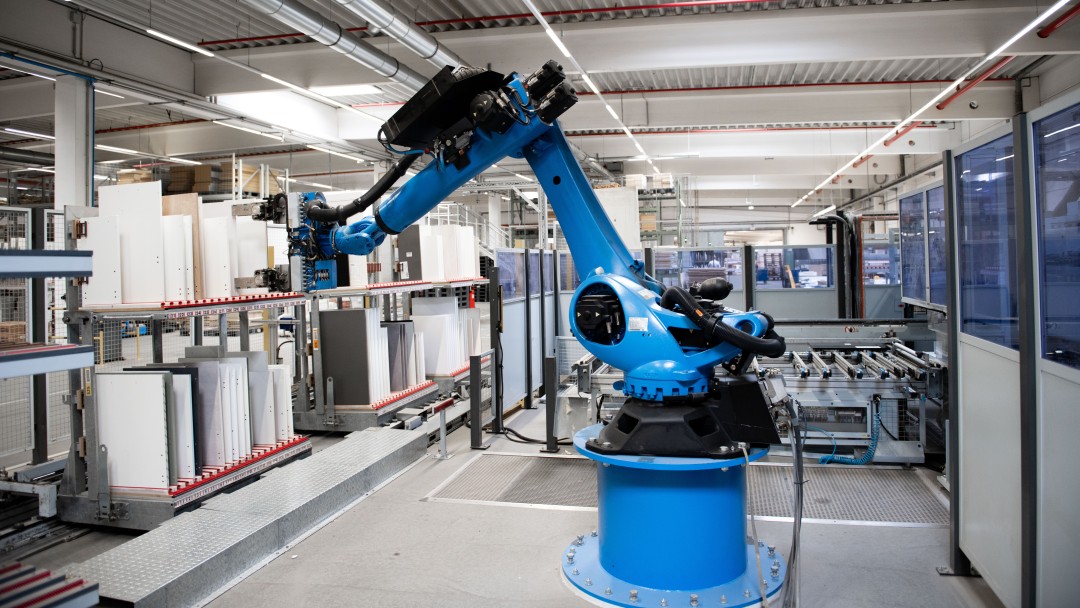 Blauer Roboter in der Produktion der Baumann Group