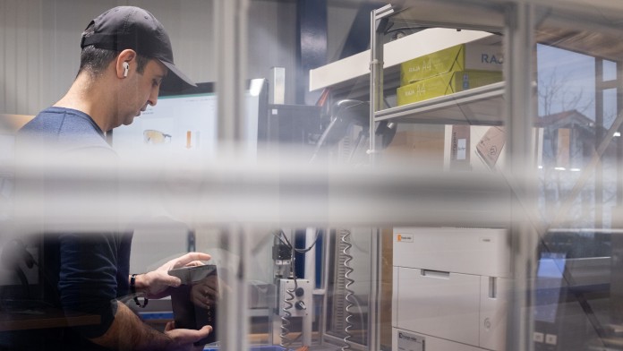 ein Mann arbeitet in einem Logistikcenter mit Ware